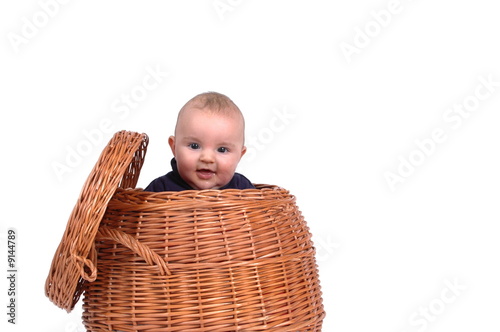 Baby im Wäschekorb