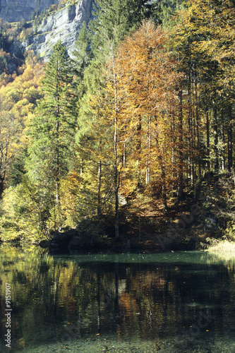 Cirque du Fer-à-Cheval à l'automne. Petit lac. Haute-Savoie