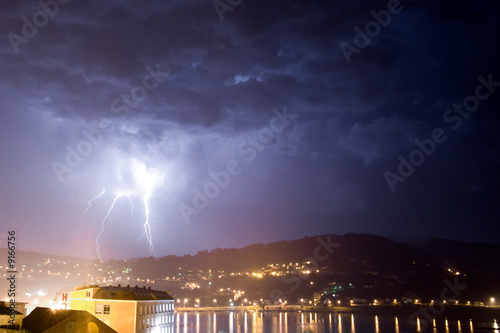 Un rayo en la tormenta