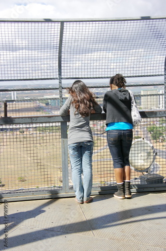 Jeunes filles regardant Brasilia du haut de la tour. photo