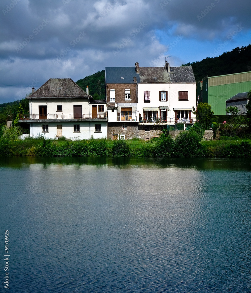 Maison ardennaise au bord de la Meuse