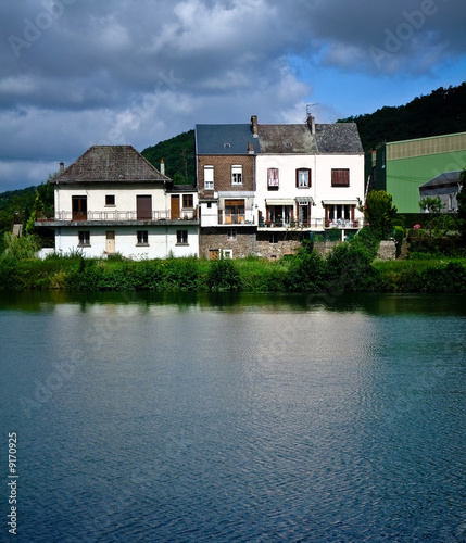 Maison ardennaise au bord de la Meuse