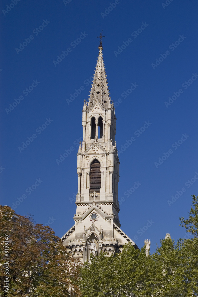 le clocher de l'église sainte-perpétue à Nîmes