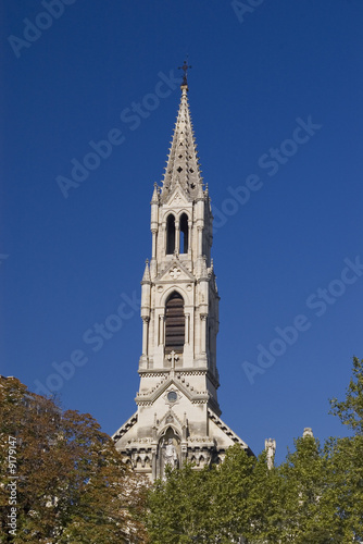 le clocher de l'église sainte-perpétue à Nîmes