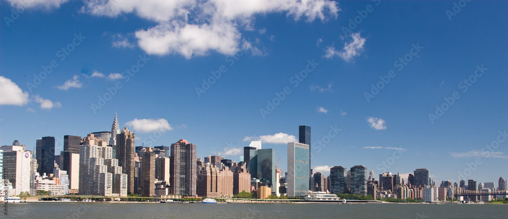 Obraz premium United Nations Building surrounded by skyscrapers in Midtown