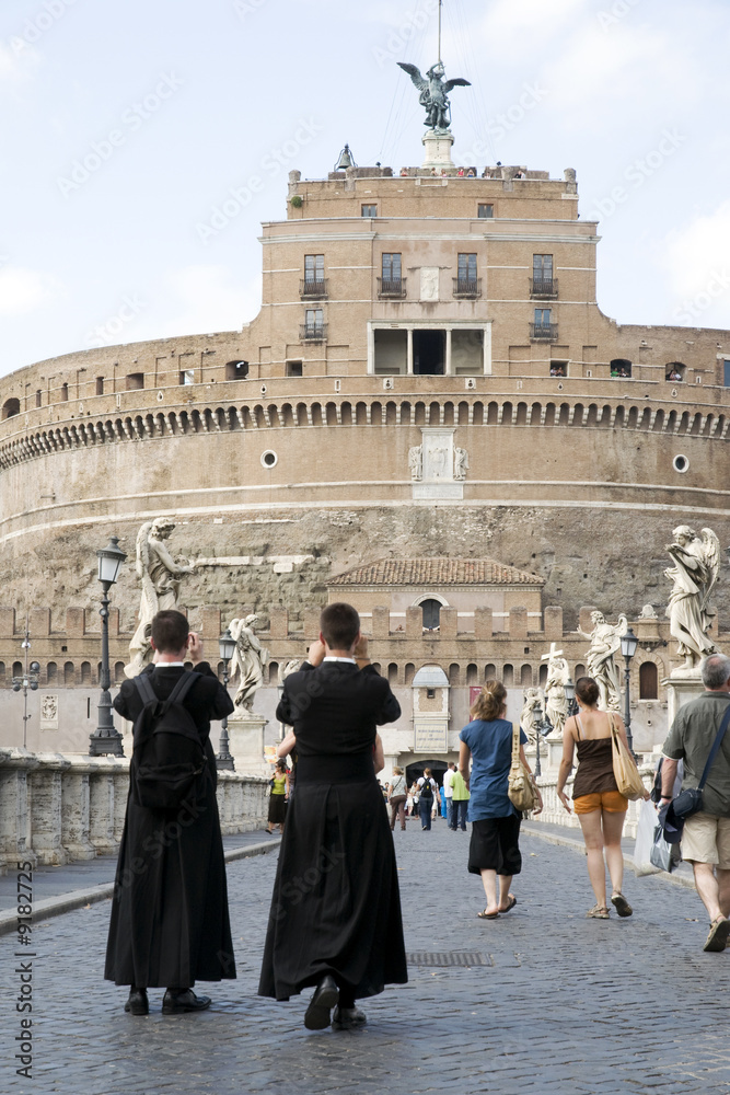 touristes devant le chateau Saint-Ange, Rome