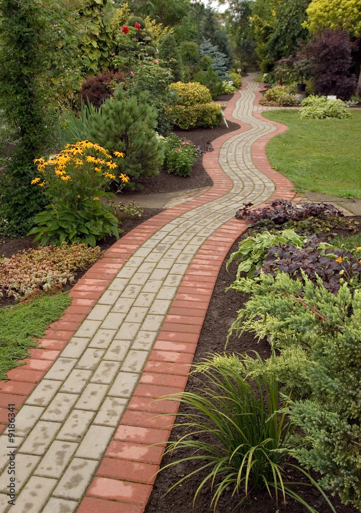 Obraz premium There is a path in nice park