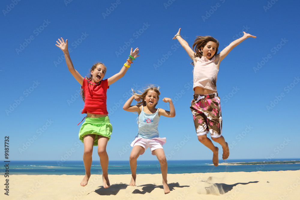 Trois enfants sautant