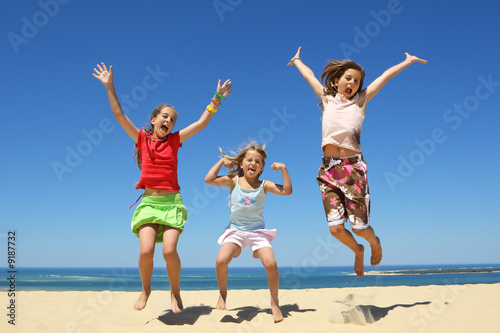 Trois enfants sautant