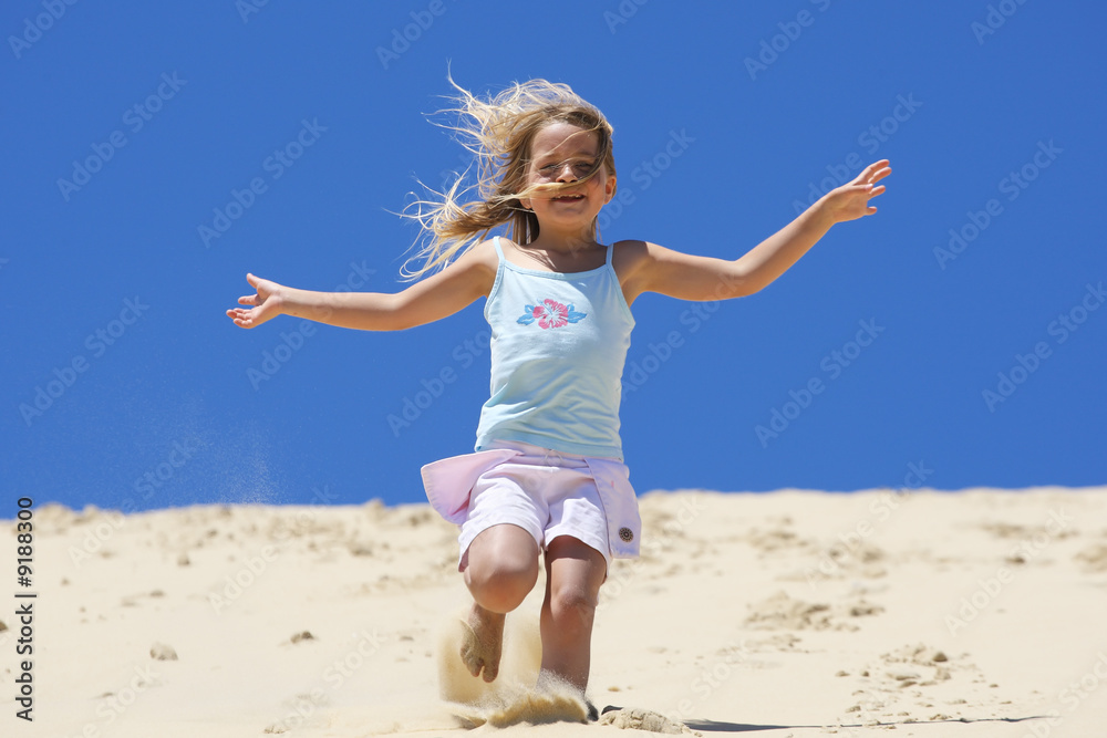 Enfant courant sans le sable