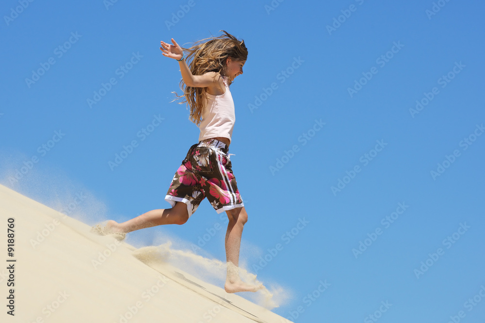Enfant courant dans le sable
