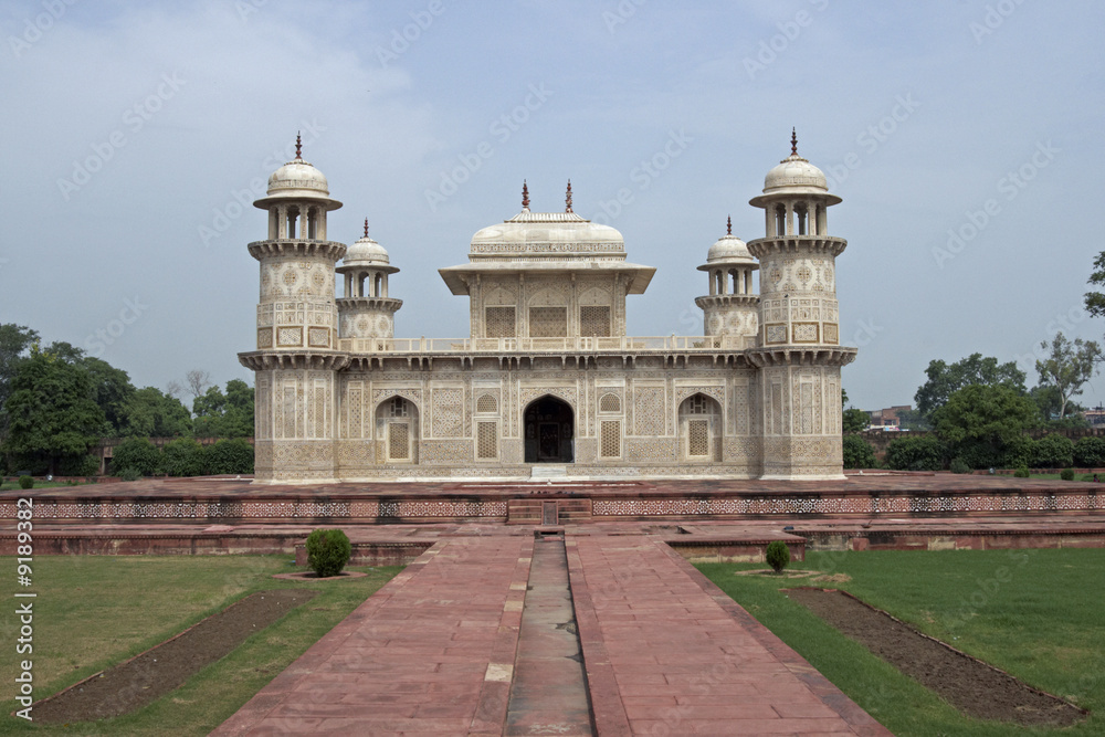 Ornate white marble Mughal tomb (I'timad-ud-Daulah), Agra.