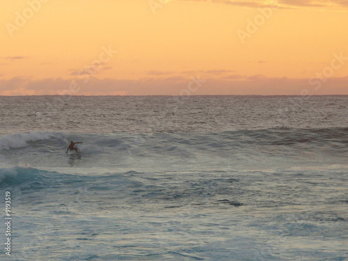 Surf au coucher du soleil à la Réunion