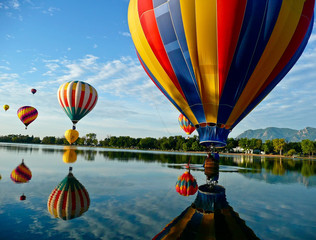 Acrylglasbilder Ballon Heißluftballons über weiter Landschaft  © Froggie