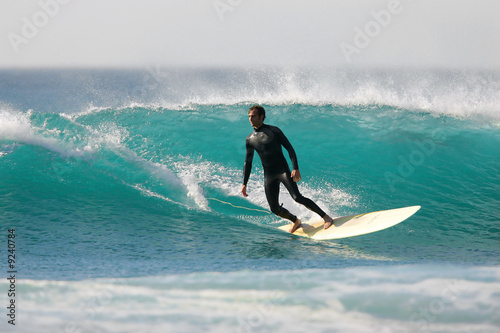 Foto Longboarder executing a bottom turn