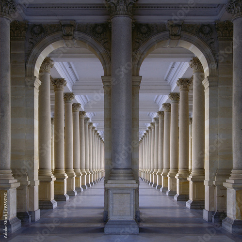Canvas-taulu Colonnade
