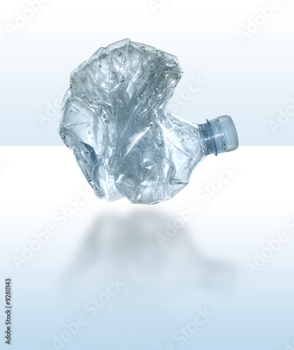 Bottiglia di plastica usata photo