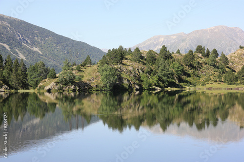 reflets sur un petit lac de montagne