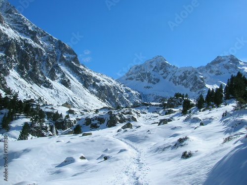 Vallée enneigé dans les Hautes-Pyrénées