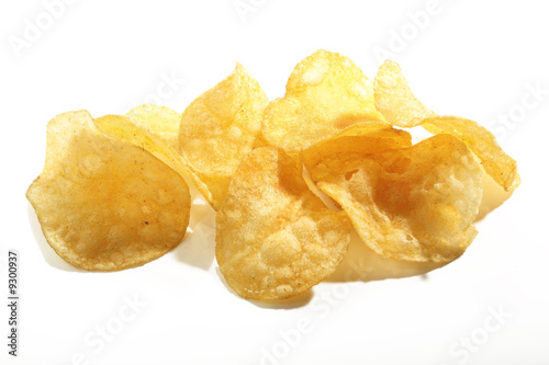 Kartoffel Chips vor weißem Hintergrund