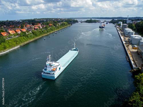 Nord-Ostsee-Kanal  - Containerschiff © Viola F. Holtz