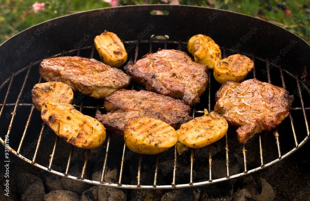 fleisch und kartoffeln auf grill fleisch und kartoffeln auf grill