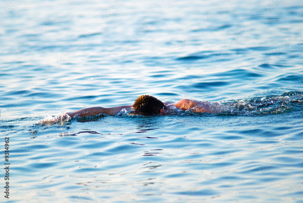 Fototapeta premium swimming man in ocean water