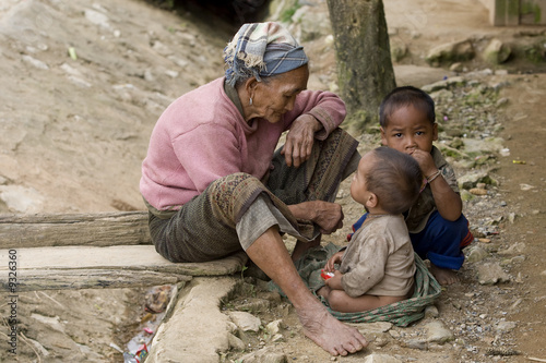 Asien  alte Frau mit Enkelkinder