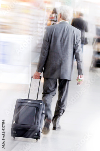 Businessman on airport © Benjamin Haas