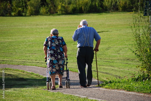 promenade de deux personnes agées photo