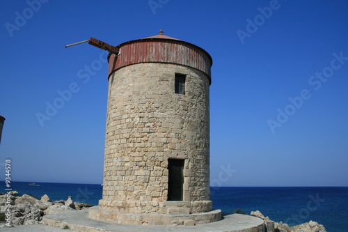 torre di controllo in riva al mare