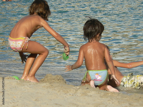 Foto Enfants jouant dans le sable