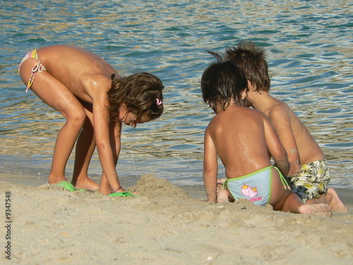 Cuadro en lienzo Enfants jouant dans le sable