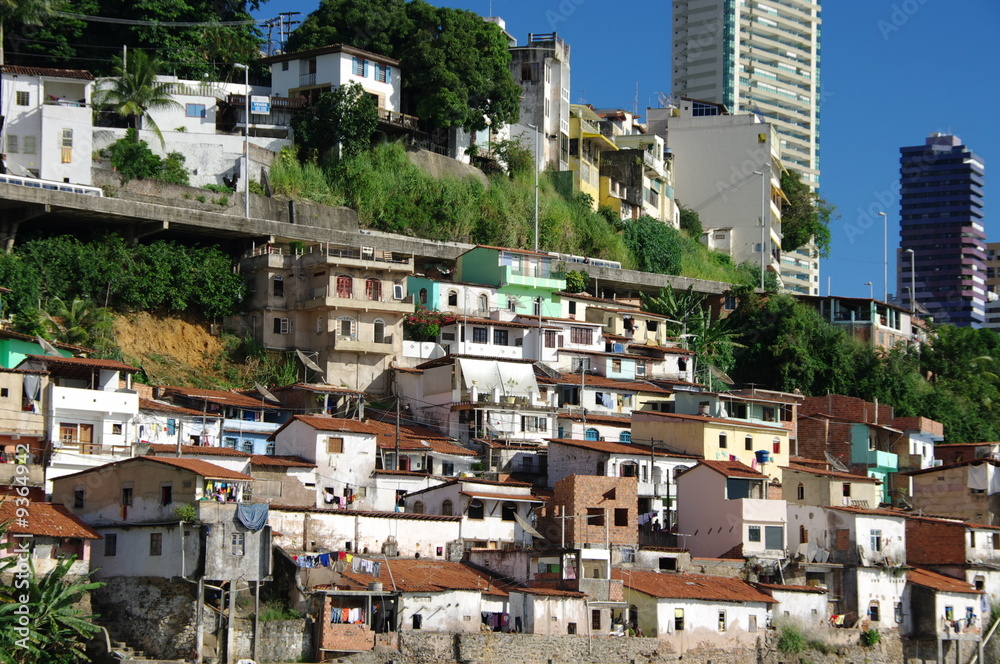 Favela sur la colline à Salvador de Bahia, Brésil.