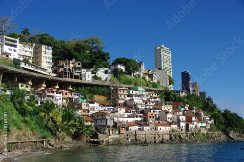 Maisons et immeubles, côte de Bahia, Brésil. © Bruno Bleu