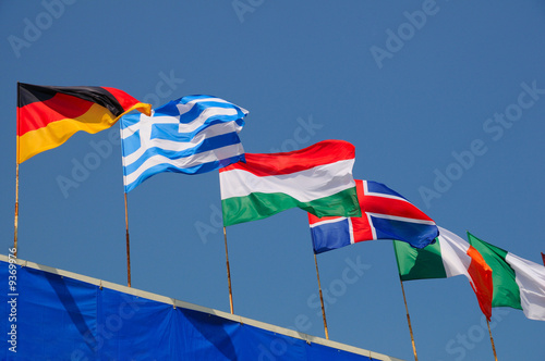 Foto various national flags flapping in the wind
