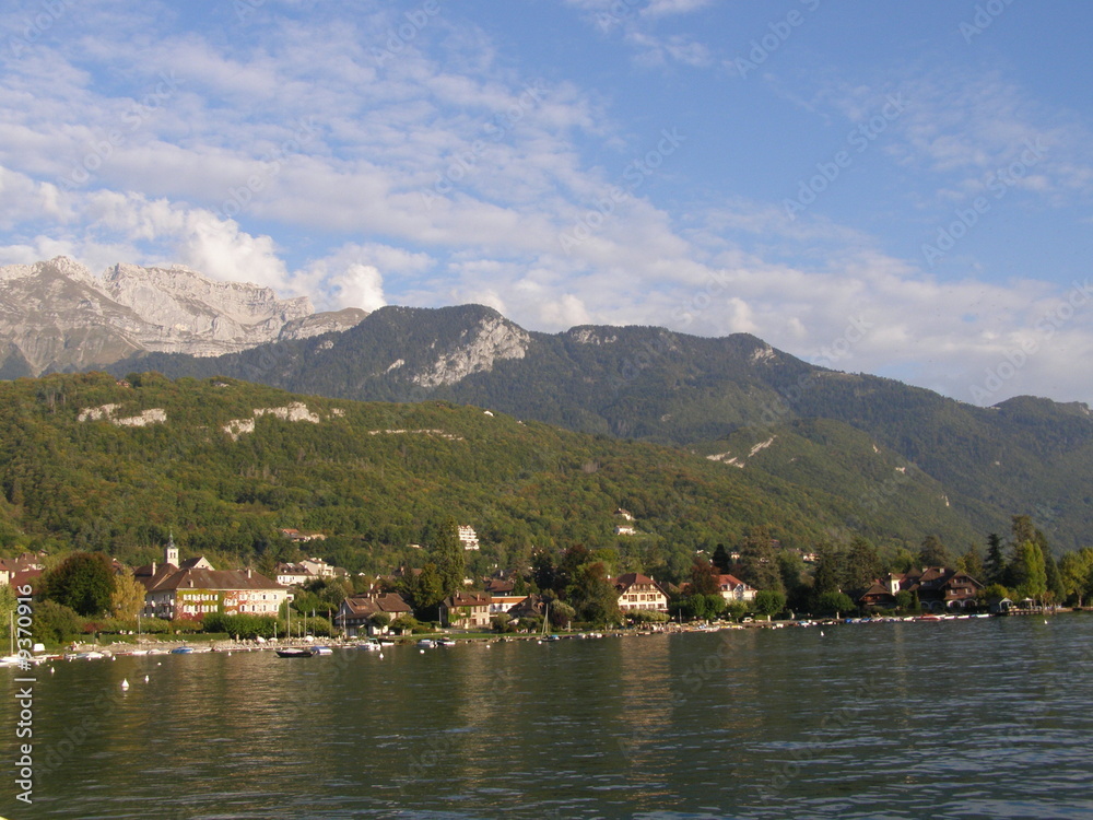 Village sur la rive du lac d'Annecy