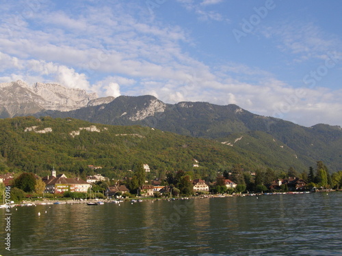 Village sur la rive du lac d'Annecy