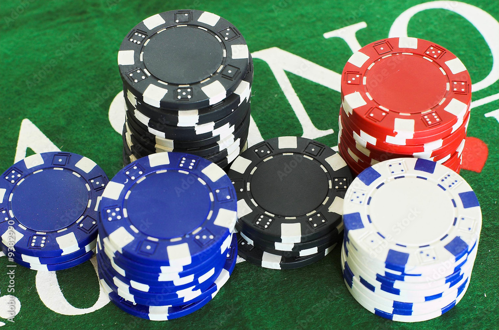 Nahaufnaheme von Pokerchips auf einem grünen Tisch Nahaufnaheme von Pokerchips auf einem grünen Tisch