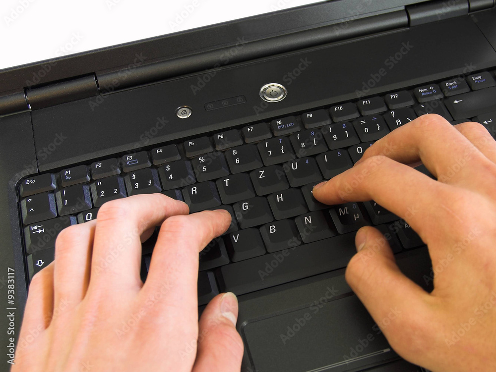 Hände tippen auf einer Laptop-Tastatur Hände tippen auf einer Laptop-Tastatur