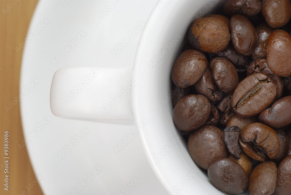 Naklejka premium IEspresso coffee cup (and saucer) with coffee beans