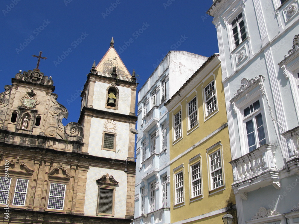 Eglise et immeubles, Place de Bahia, Brésil.