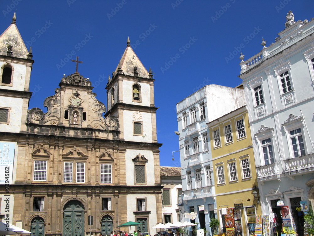 Eglise baroque et immeubles, place de Bahia, Brésil.