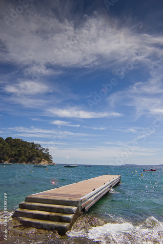 le ponton de la plage du canadel sur la c  te d azur