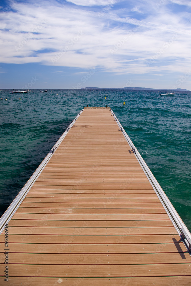 le ponton de la plage du canadel sur la côte d'azur