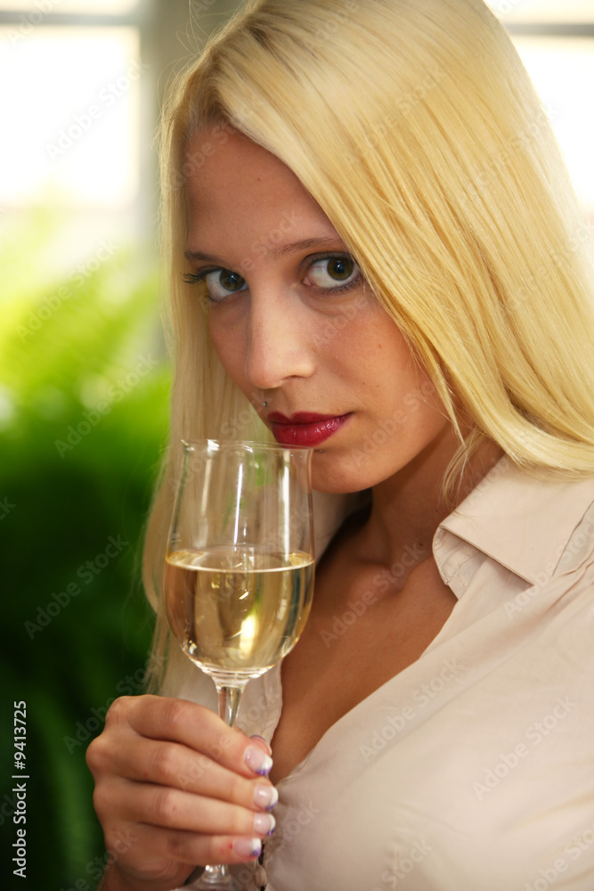 Frau mit Weisswein Frau mit Weisswein