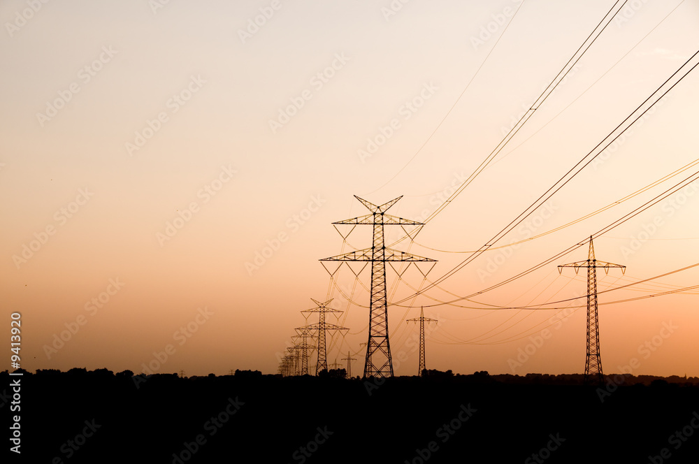 Hochspannungsleitung vor abendlichem Himmel in Ostfriesland