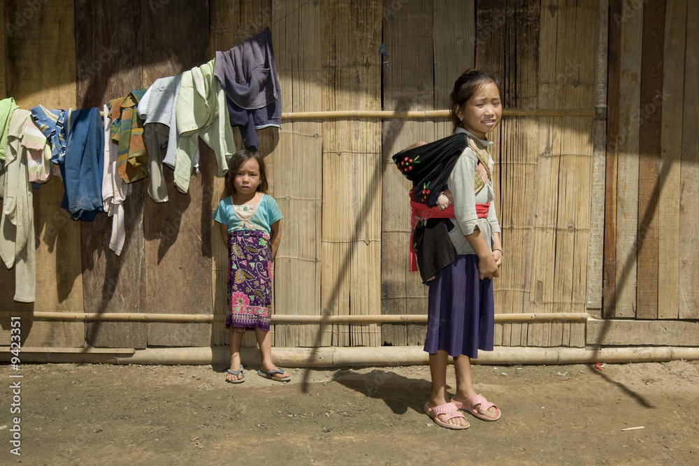 Hmong Mädchen mit Bruder, Laos