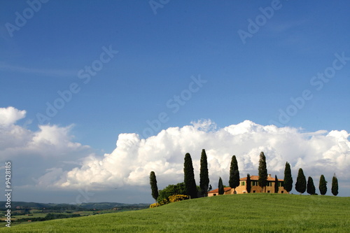 Wolkenhimmel,Zypressen,Haus,Toskana,Val d Orcia,Italien photo