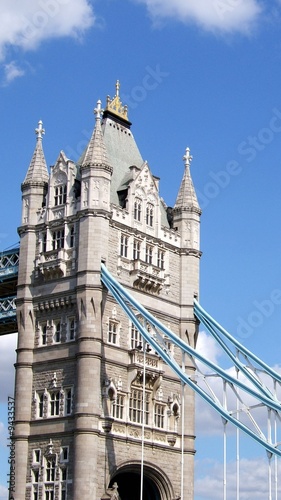 Un des deux tours de Tower Bridge